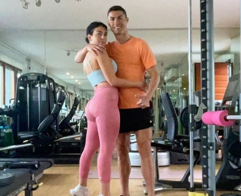 Ronaldo bên cạnh bạn gái